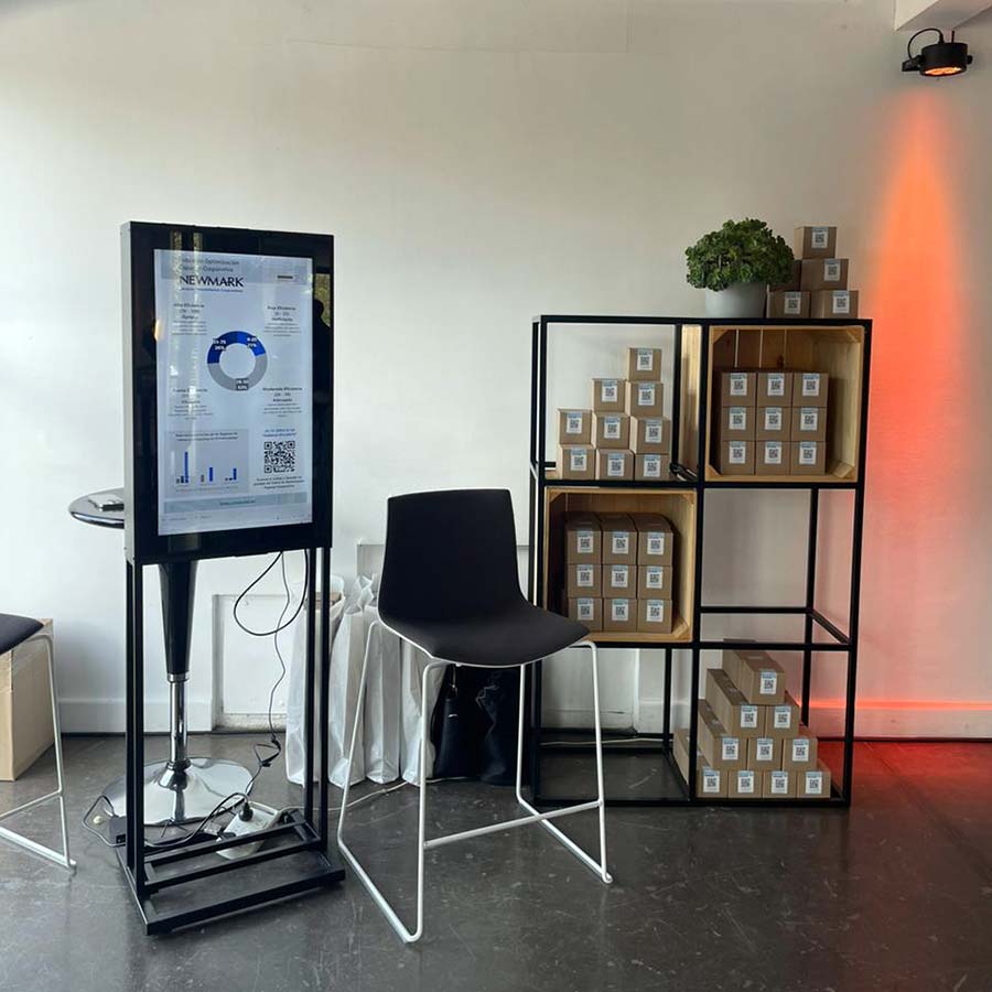 Tótem interactivo en showroom